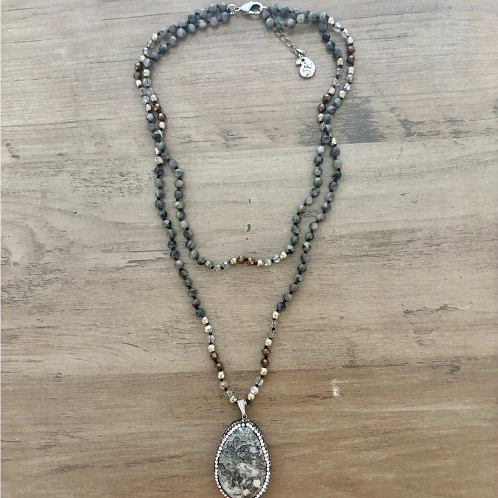 Elegant Beaded Necklace with Pendant - Picture 7 of 7
